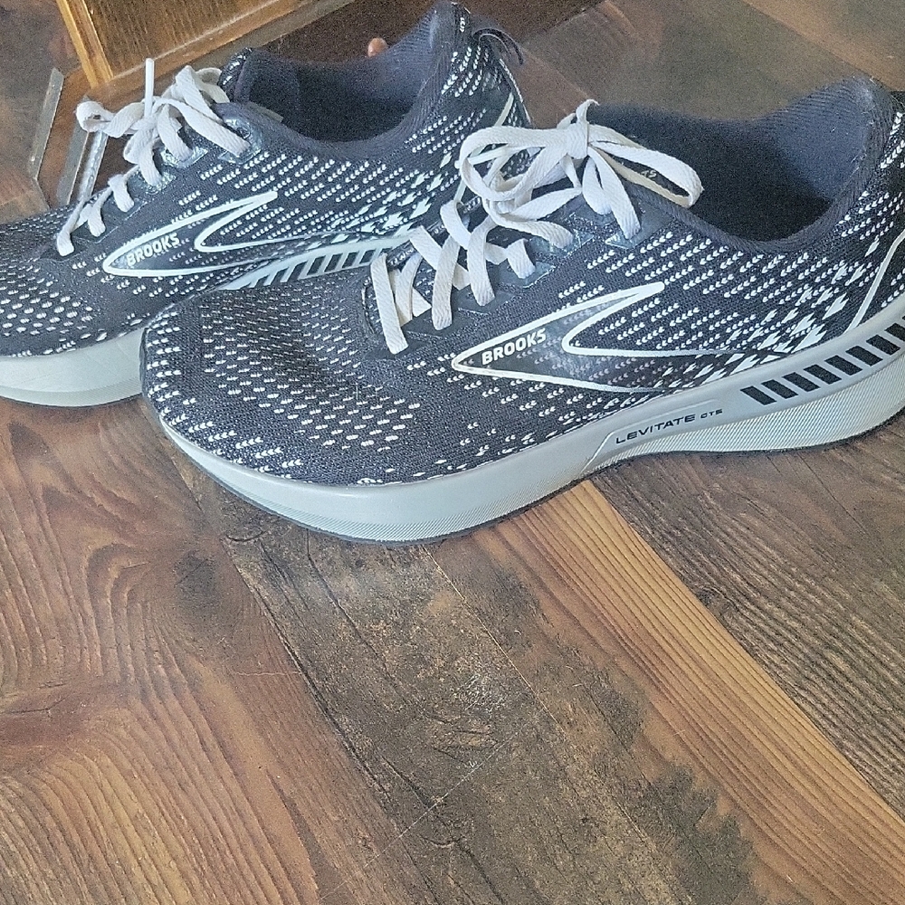 Brooks Levitate 5 Running Shoes - Black and White